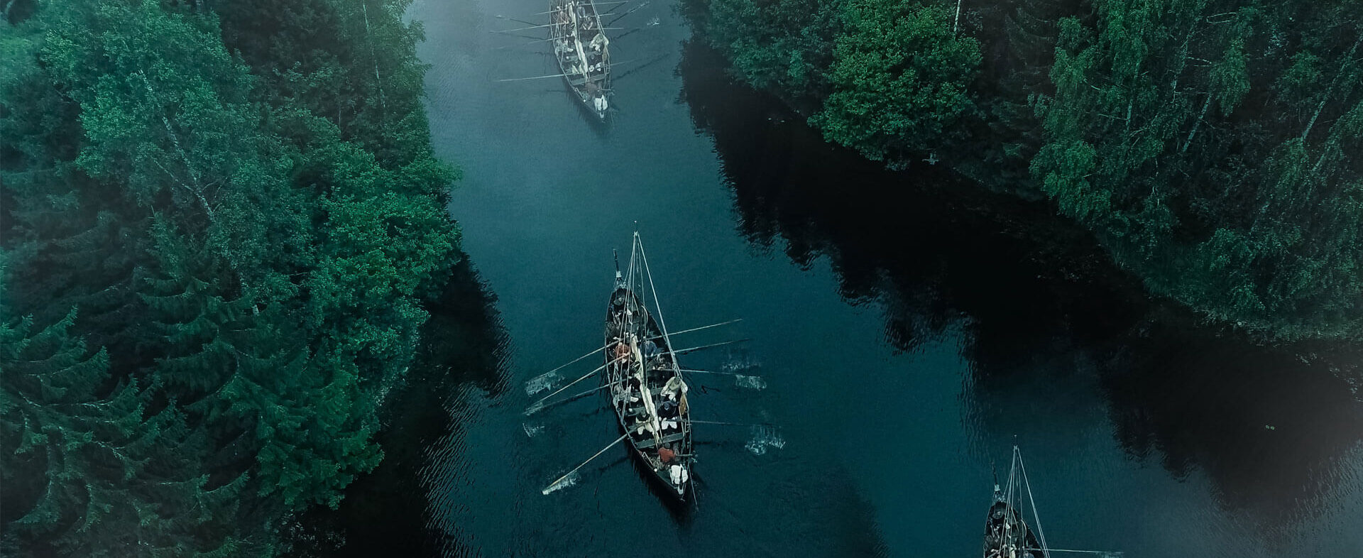 Wikingerboote auf einem im Nebel liegenden Fluss